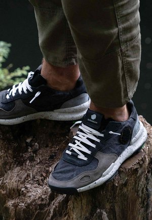 SATORISAN, Zapatillas - fumo black