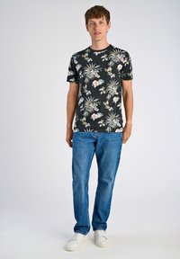 Mustat lyhythiaiset t-paidat, joissa on kukkakuosi, ja vaaleat kukat ja lehdet; yhdistetty sinisiin farkkuihin ja valkoisiin lenkkareihin.