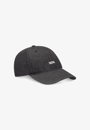 Cappellino da baseball in denim nero con visiera curva e piccolo logo bianco "W.W." ricamato sul pannello anteriore.