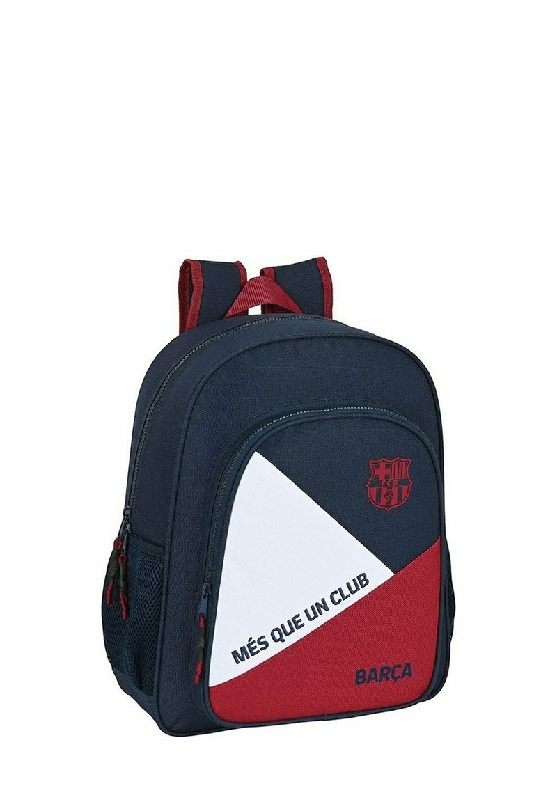 Plecak z granatowego materiału z czerwonymi i białymi akcentami. Zawiera nadrukowany tekst "MÉS QUE UN CLUB" oraz logo Barcelony z przodu.