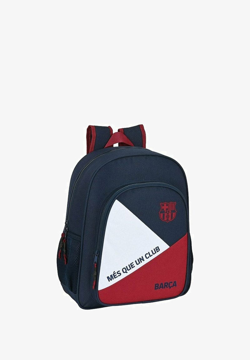 Plecak z granatowego materiału z czerwonymi i białymi akcentami. Zawiera nadrukowany tekst "MÉS QUE UN CLUB" oraz logo Barcelony z przodu.