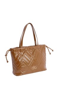 Bolso de mano con acabado patent marrón, patrón de diamantes acolchado, doble asa para el hombro y cierres de cordón a cada lado.