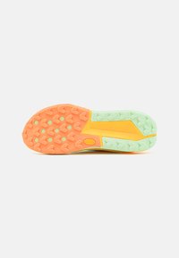 Nike Performance ZOOMX ZEGAMA 2 - Chaussures de running - summit white/black/laser orange/total orange/vapor green