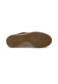 Suola della scarpa con texture rigata in gomma marrone chiaro. Presenta una forma curvata e un bordo liscio per migliorare la presa, aumentando la durabilità e la trazione.