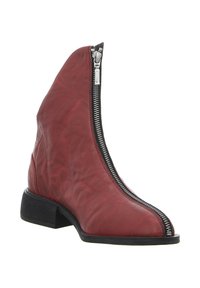 Roter Leder-Stiefel mit spitz zulaufender Spitze, verfügt über einen durchgehenden seitlichen Reißverschluss und niedrigen, quadratischen Absatz. Strukturierte Oberfläche mit genähten Details.