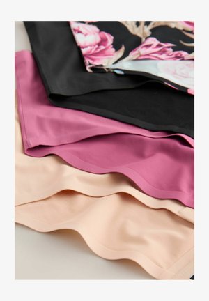 Négy anyagmintát vízszintesen egymásra helyezve: fekete virágmintás, sötét rózsaszín, világos rózsaszín és bézs. Puha tapintású, sima szélekkel, mintázatok nem láthatók.