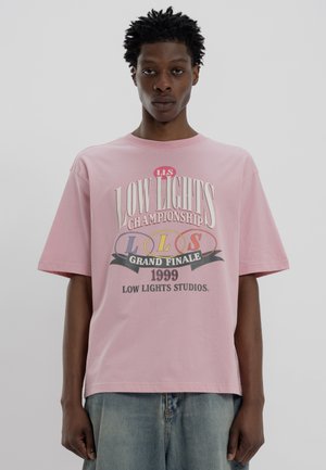 LOW LIGHTS STUDIOS® - T-shirt z nadrukiem