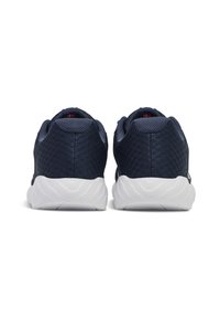 Un paio di scarpe da ginnastica in rete blu navy con suole testurizzate bianche, viste da dietro su uno sfondo bianco.