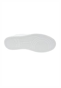 Semelle en caoutchouc blanche avec un motif texturé, comprenant des rainures circulaires et horizontales pour une meilleure adhérence. Présente un design de bout arrondi.