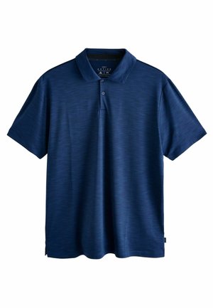 Niebieska koszulka polo wykonana z teksturowanej, odprowadzającej wilgoć tkaniny, z trzema guzikami z przodu, krótkimi rękawami oraz rozcięciami po bokach dla większej swobody ruchów.