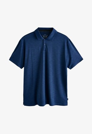 Kék polo ing, amely texturált, nedvességelvezető anyagból készült, háromgombos gallérral, rövid ujjú és oldalsó hasítékokkal a kényelmes viselet érdekében.