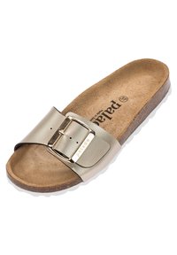 Sandal i slide-stil med ett metallic guldrem, stor rektangulär spänne, korkfotbädd och vit gummisula. Texturerat ovansidan och slät inredning.