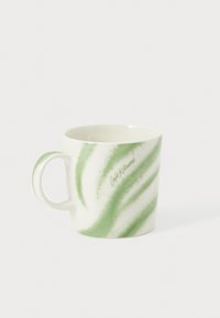 Taza de cerámica con un patrón marmoleado blanco y verde, con un asa curva y el texto "Café Kitumé" en letras verdes sutiles.