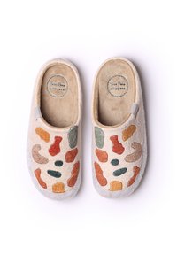 Vilten pantoffels met een beige basis, voorzien van kleurrijke, onregelmatige patronen in oranje, groen en bruin. Zachte textuur en een instapontwerp.
