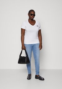 Calvin Klein Jeans CLASSIC SLIM V NECK TEE - Základné tričko - white