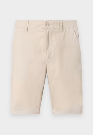 Beige knælange shorts med knaplukning, bæltestropper og sidelommer, lagt fladt på en hvid baggrund.