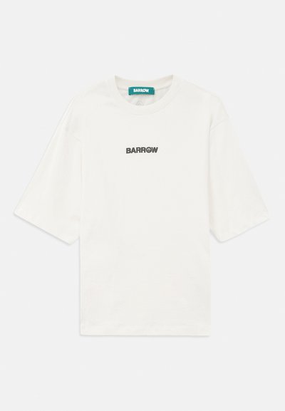 Camiseta de algodón blanca con mangas cortas, cuello redondo y un logo negro impreso de "BARROW" en el lado izquierdo del pecho. Textura suave, ajuste casual.