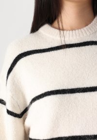 Gina Tricot CREW NECK - Svetrík - offwh