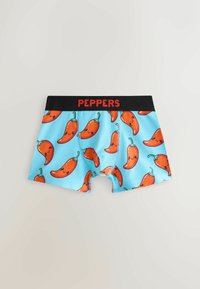 Boxer briefs bleu clair avec un motif de piments rouges souriants et une taille noire portant l'inscription "PEPPERS" en lettres rouges.