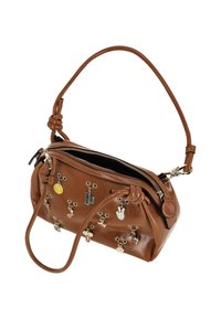 Barna bőr kézitáska egyetlen csavart fogóval, cipzáras záródással és különböző formájú és színű díszítő fémmedálokkal az elején.