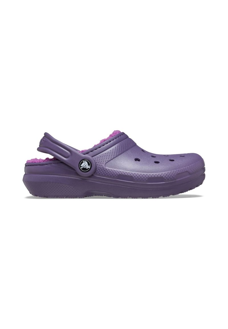Sabots violets avec une surface texturée et des trous pour la ventilation. Dotés d'une doublure rose moelleuse et d'une sangle arrière pour un maintien sécurisé.