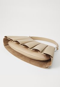 Lacoste LENGLEN BAG - Kézitáska - viennois