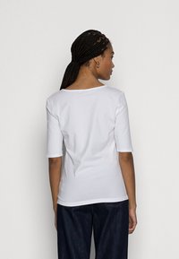 Tommy Hilfiger SLIM SCOOP - T-shirt básica - white