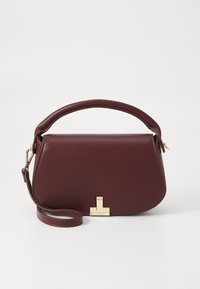 Borsa in pelle bordeaux con forma strutturata, dettagli in hardware dorato, manico superiore e tracolla regolabile. Texture liscia con dettagli cuciti.