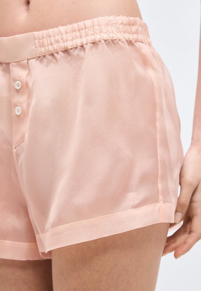 Ροζ σατέν σορτς με ελαστική μέση, μπροστινά κουμπιά, διακριτικό λουλουδάτο μοτίβο και κεντημένο λογότυπο κοντά στο τελείωμα.