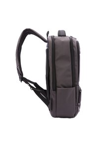 Zaino in tessuto grigio con multiple zip, spallacci e una tasca laterale, caratterizzato da un design rettangolare e una texture robusta.