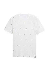 Camiseta blanca con un patrón geométrico, que presenta pequeños shapes triangulares en verde y negro. Mangas cortas y cuello redondo, fabricada con una tela suave.