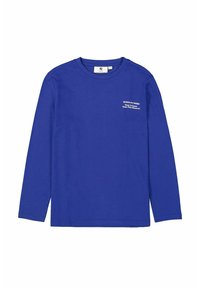 Blaues langärmliges Crewneck-Shirt mit kleinem weißen Text auf der linken Brust, der "IN 2 WOCHEN WIEDER DA" und "Wähle, Produkte mit Charakter zu schaffen" leserlich macht.