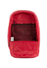 Mochila acolchada roja con un exterior suave, cierre con cremallera y un bolsillo de malla en el interior para organización. Material suave y ligero.