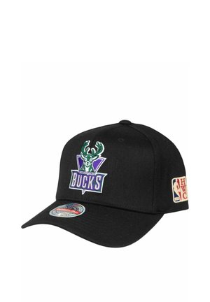 Schwarze Baseballkappe mit Milwaukee Bucks-Logo, grünem Hirsch und lila Schrift, NBA HWC-Emblem an der Seite und verstellbarem Snapback.