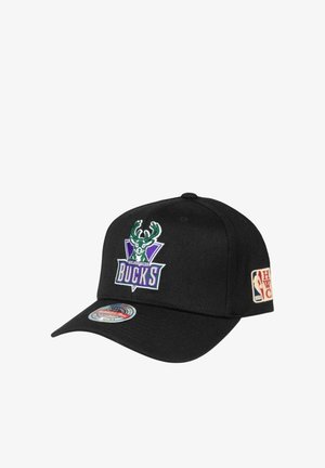Casquette de baseball noire arborant le logo des Milwaukee Bucks avec un cerf vert et un texte violet, écusson NBA HWC sur le côté, et fermeture réglable à pression.
