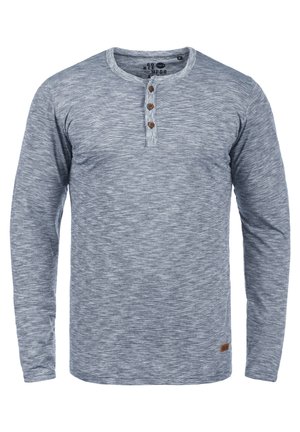 Dugi rukav sivi henley majica od teksturirane tkanine, sa tri drvena dugmeta na vratu i malom logotipom na rubu.