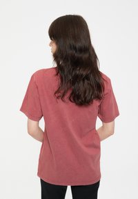 Paradiso Clothing YUNGBLUD WINGS LOGO SNOW WASH - Print T-shirt - red