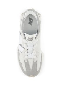 Valkoinen ja harmaa urheilukenkä, jossa on verkkokangas- ja mokkamateriaaleja, pyöreä kärki, nauhakiinnitys ja kohokuvioitu logo kielen kohdalla.