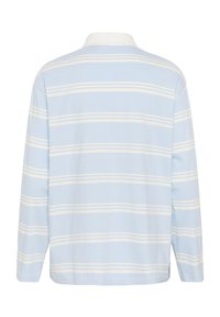 Svetlomodrá ragbyová košeľa s dlhými rukávmi a bielymi vodorovnými pruhmi a bielym golierom, zobrazená zozadu.