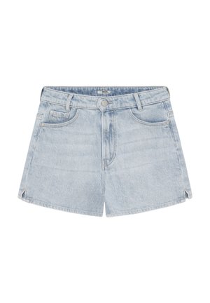 Shorts de mezclilla azul claro con una textura suave, diseño de cinco bolsillos y cierre de botón. Presentan aberturas laterales en el dobladillo para un detalle adicional.