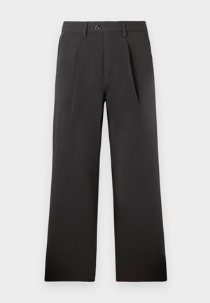 Schwarze, plissierte Hosen mit geradem Bein, aus einem glatten Stoff gefertigt. Mit einem Knopfverschluss und Gürtelschlaufen am Bund.