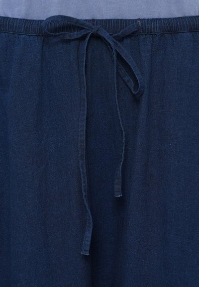 Ζώνη από ελαφρύ ύφασμα σε σκούρο μπλε χρώμα με ρυθμιζόμενο δέσιμο. Διαθέτει απαλή υφή και ελαστικό τέντωμα στην κορυφή. Χωρίς ορατά σχέδια.