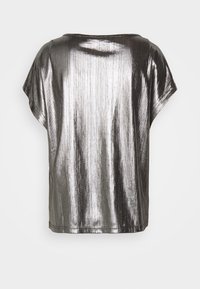 Metallic silver kortärmad topp med en slät textur, med vertikala linjer och en avslappnad passform. Rundad halsringning och rak fåll.
