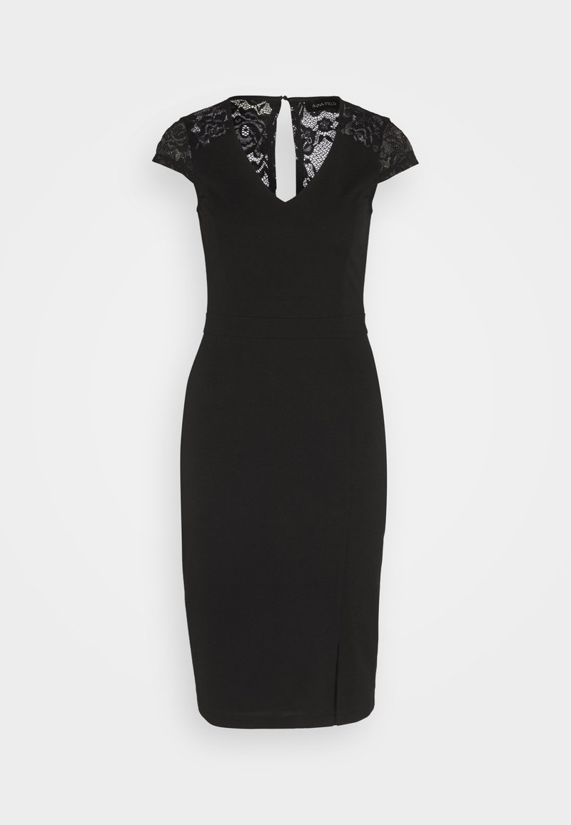 Abito nero aderente con maniche a cappuccio, dettagli in pizzo sulle spalle e sulla schiena, scollatura a V profonda e uno spacco sulla parte sinistra.