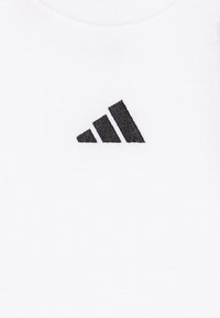 Weißes Baumwoll-T-Shirt mit schwarzem, gesticktem Adidas-Logo und drei diagonalen Streifen. Glatte Textur, klassischer Rundhalsausschnitt.