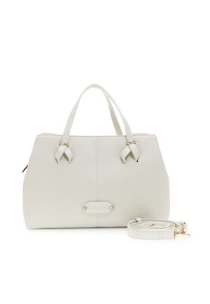 Sac à main structuré blanc avec doubles poignées, accents dorés et une bandoulière amovible enroulée à côté.