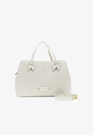 Biała torebka o strukturalnym kształcie z podwójnymi uchwytami, złotymi akcentami i odpinanym paskiem na ramię zwiniętym obok niej.