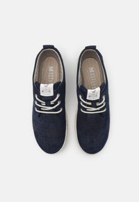 Scarpe blu navy con lacci, caratterizzate da un motivo tessuto testurizzato, lacci beige e una suola leggera. Gli interni presentano un morbido rivestimento marrone.