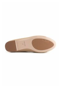 Beige synthetische schoenzool met een gestructureerd grippatroon; voorzien van het merk "Nine West" en maat "37" diep ingedrukt nabij de hak.