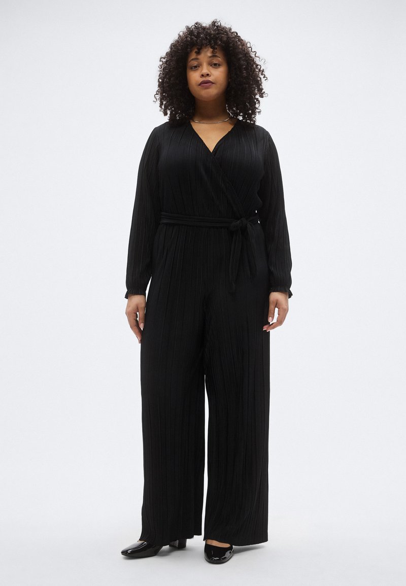 Juodas raukinėtas kombinezonas su apvyniojimo dizainu, ilgomis rankovėmis, diržo raišteliu liemens srityje ir plačiomis kojomis. Lygus audinys su blizgančiomis detalėmis.